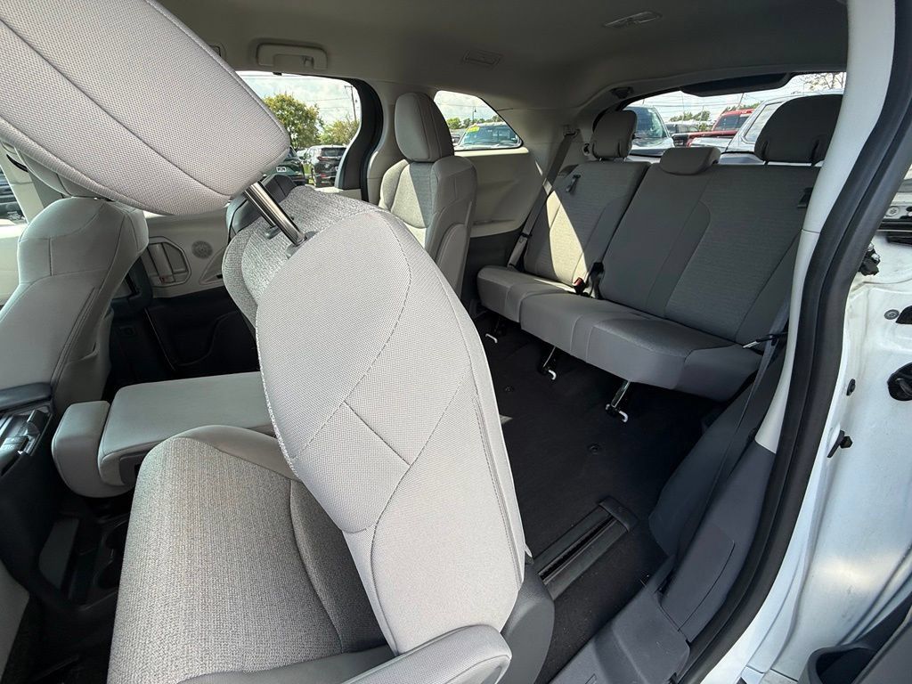 Used 2024 Toyota Sienna LE AWD/4WD image 16