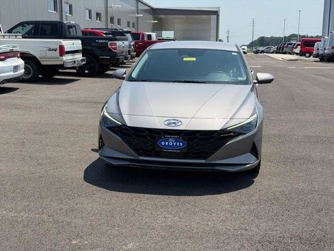 Used 2023 Hyundai Elantra SEL w/ Convenience Package FWD image 2