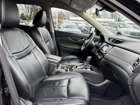 Used 2019 Nissan Rogue SV w/ Premium Package image 16