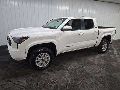 Used 2024 Toyota Tacoma SR5 AWD/4WD image 6