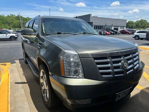 Used 2011 Cadillac Escalade ESV Luxury AWD/4WD image 6