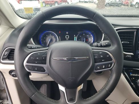 Used 2023 Chrysler Pacifica Touring-L FWD image 10
