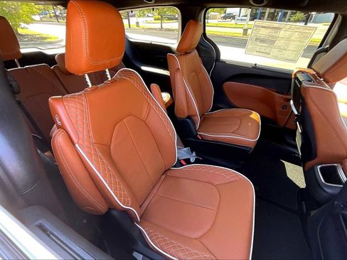 New 2026 Chrysler Pacifica Pinnacle image 21
