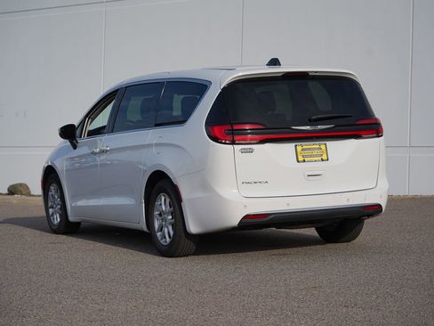 Used 2023 Chrysler Pacifica Touring-L FWD image 5