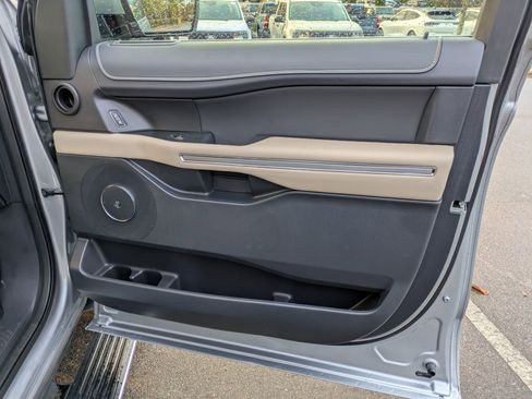 Used 2022 Ford Expedition Max Limited image 41