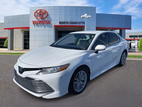 Used 2020 Toyota Camry XLE image 6