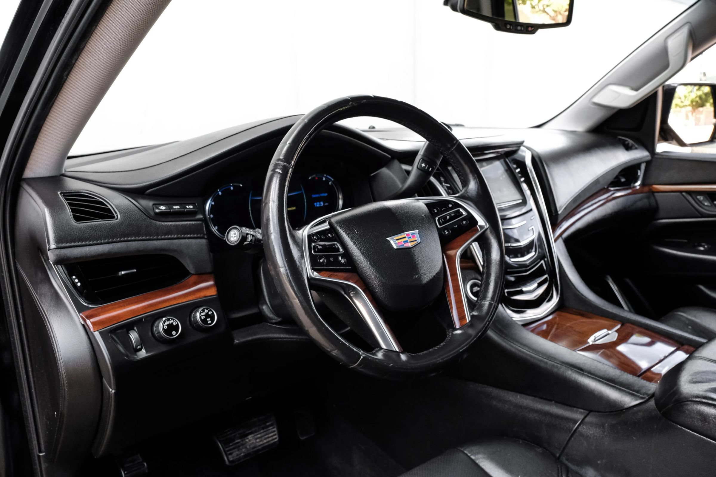 Used 2016 Cadillac Escalade Luxury AWD/4WD image 3