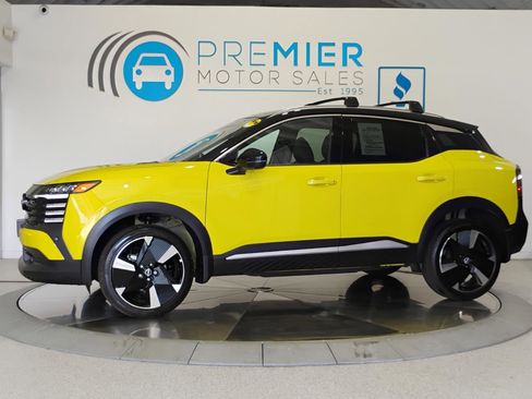 Used 2025 Nissan Kicks SR w/ Illumination Package image 2