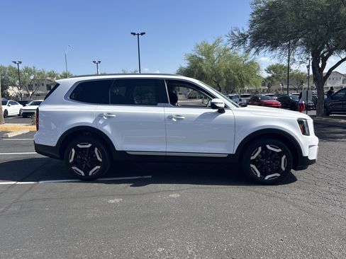 Used 2025 Kia Telluride S FWD image 2