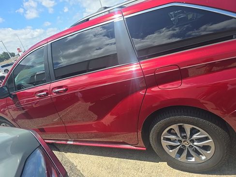 Used 2021 Toyota Sienna XLE FWD image 8