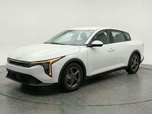 Used 2025 Kia K4 FWD image 3