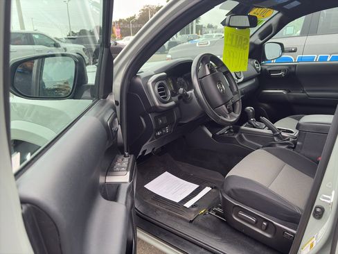 Used 2022 Toyota Tacoma TRD Sport image 10