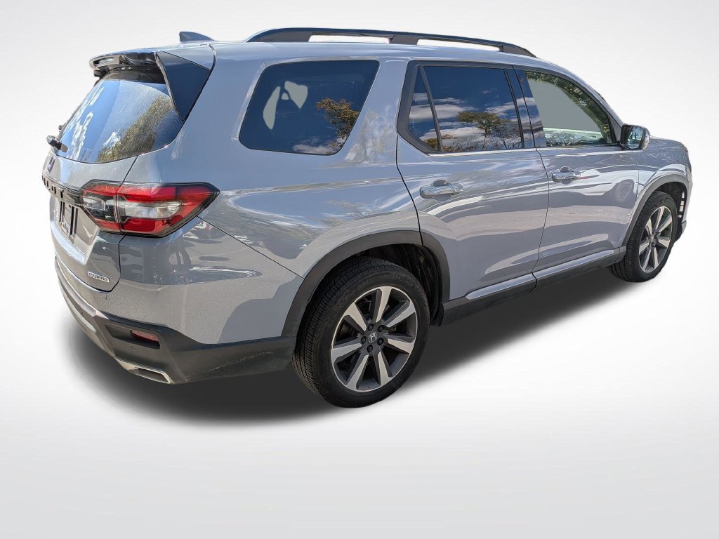 Used 2025 Honda Pilot Touring image 3