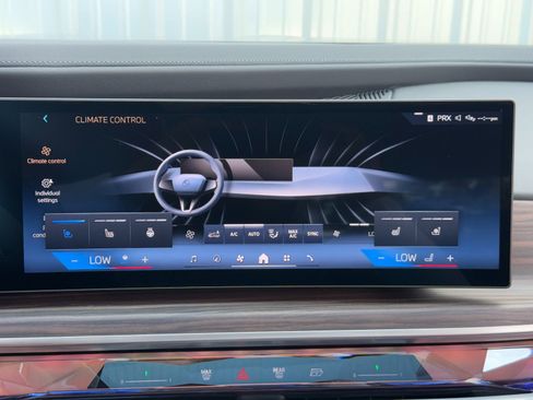 Used 2023 BMW 760i xDrive image 36