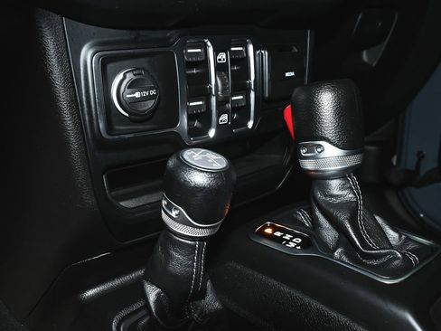 Used 2024 Jeep Wrangler Unlimited Sahara AWD/4WD image 32