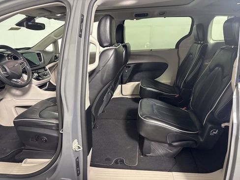 Certified 2022 Chrysler Pacifica Limited image 14