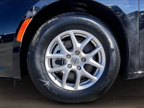 Used 2024 Chrysler Pacifica Touring-L image 34