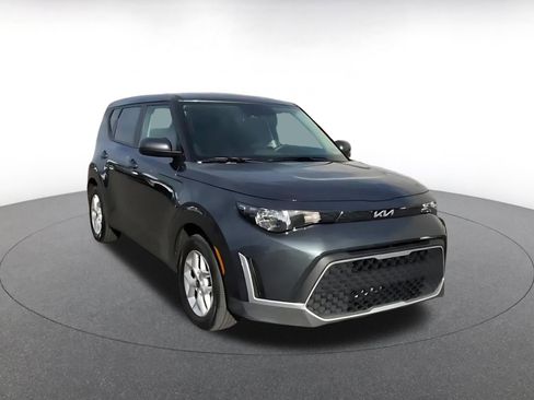 Used 2025 Kia Soul LX w/ LX Technology Package image 3