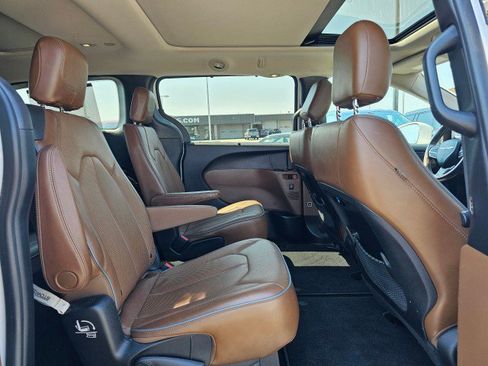 Used 2017 Chrysler Pacifica Limited FWD image 13