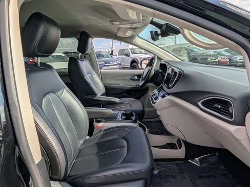 Used 2024 Chrysler Pacifica Touring-L image 10