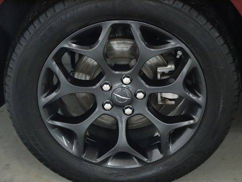 Used 2022 Chrysler 300 Touring w/ Sport Appearance Package image 12