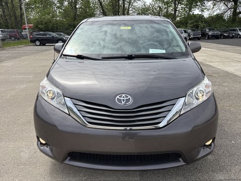 Used 2014 Toyota Sienna XLE FWD image 2
