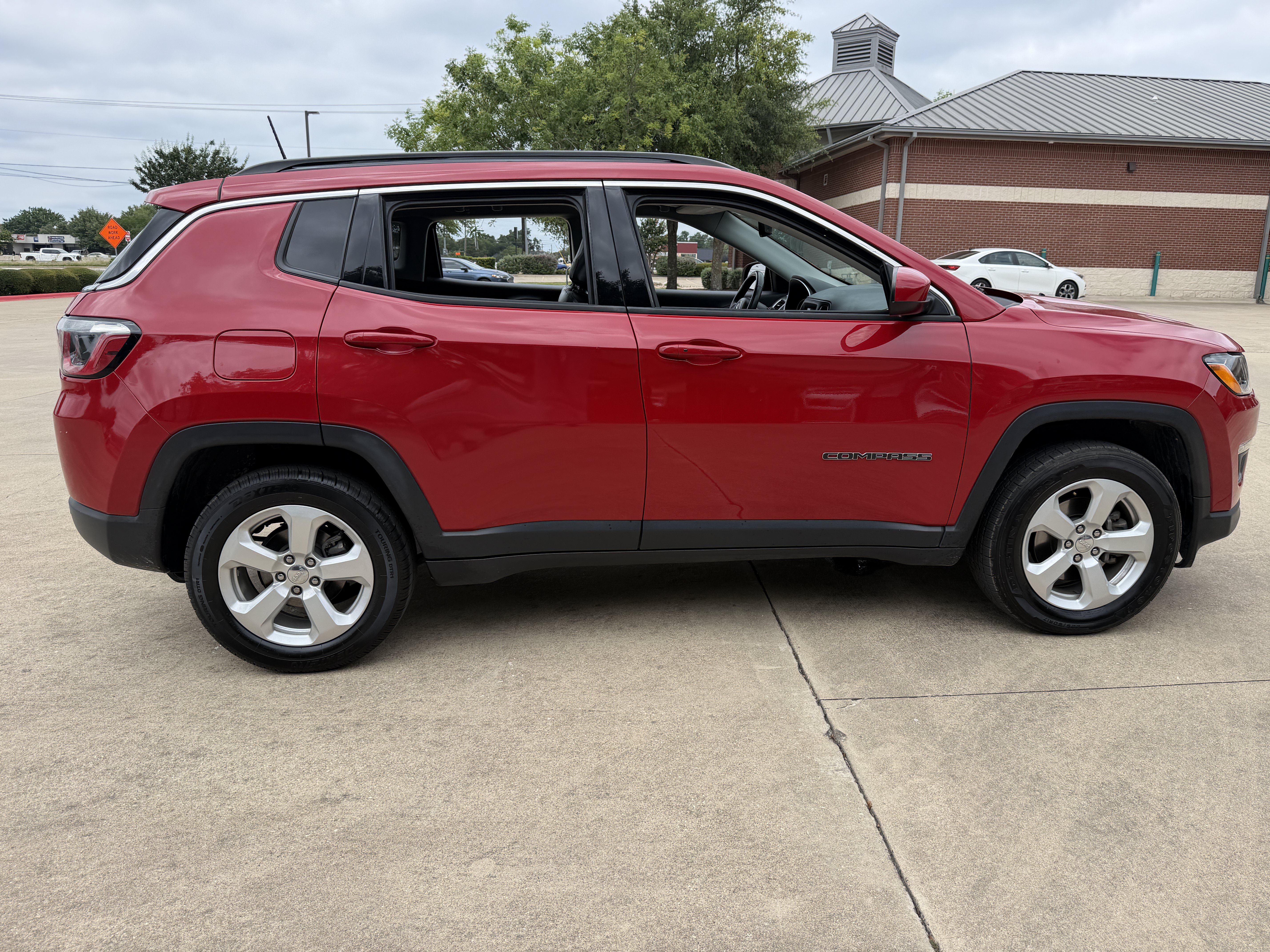 Used 2019 Jeep Compass Latitude w/ Popular Equipment Group AWD/4WD image 8