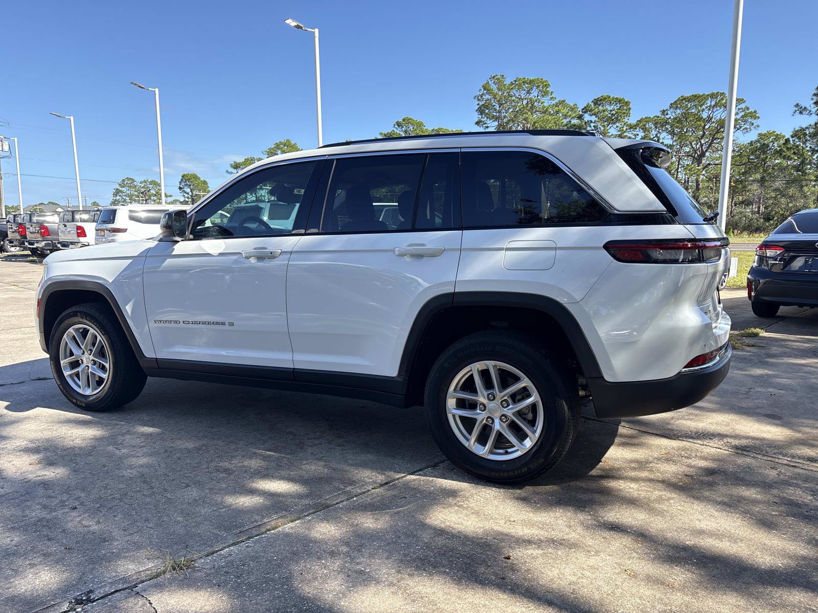 Used 2023 Jeep Grand Cherokee Laredo AWD/4WD image 5