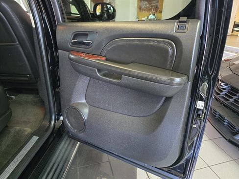 Used 2011 Cadillac Escalade ESV Luxury image 18