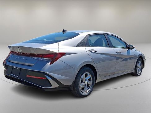 New 2025 Hyundai Elantra SE image 7