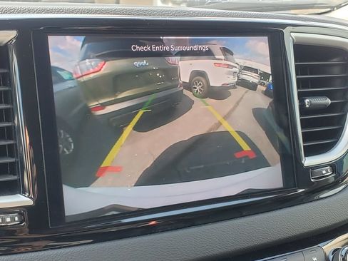 Used 2023 Chrysler Pacifica Touring-L FWD image 18
