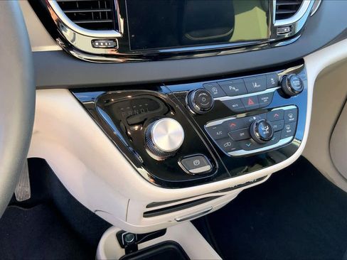Used 2024 Chrysler Pacifica Touring-L FWD image 16