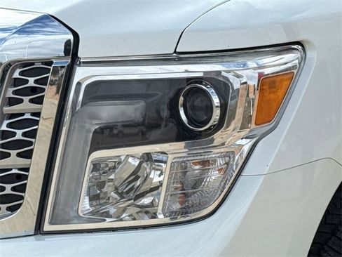Used 2017 Nissan Titan SL image 4