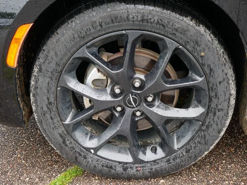 Used 2025 Chrysler Pacifica Limited FWD image 8