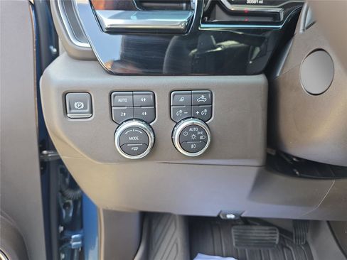 Used 2024 GMC Sierra 1500 SLT w/ SLT Premium Plus Package AWD/4WD image 21