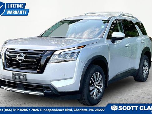 Used 2023 Nissan Pathfinder SL w/ Black Appearance Package AWD/4WD image 3