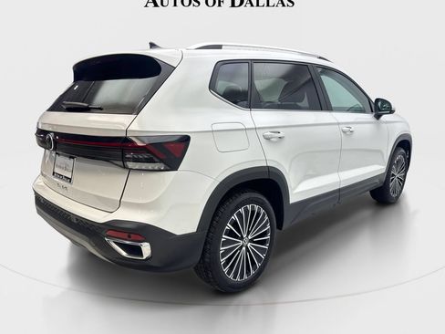 Used 2025 Volkswagen Taos SE w/ Panoramic Sunroof Package FWD image 6