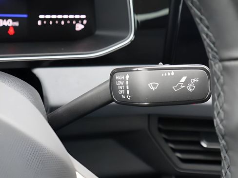 Used 2025 Volkswagen Jetta SE image 33