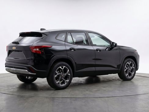 Used 2025 Chevrolet Trax LT FWD image 9