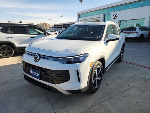 New 2026 Volkswagen Tiguan SE image 3