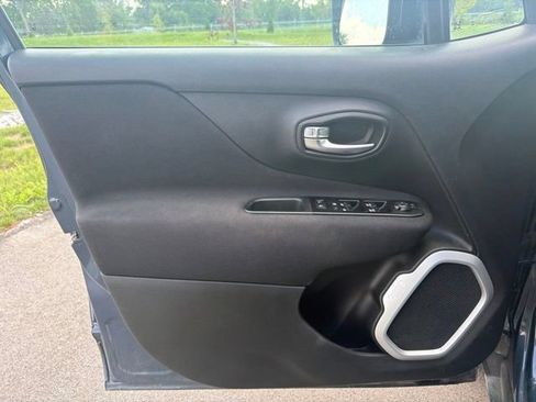 Used 2020 Jeep Renegade Latitude w/ Cold Weather Group AWD/4WD image 19
