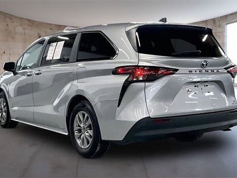 Used 2021 Toyota Sienna XLE image 4