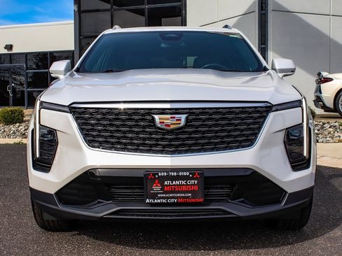 Used 2024 Cadillac XT4 Premium Luxury image 2
