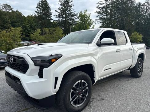 Used 2024 Toyota Tacoma TRD Sport AWD/4WD image 2