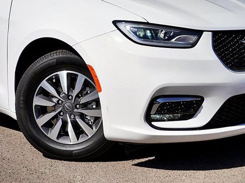 Used 2022 Chrysler Pacifica Touring-L FWD image 4