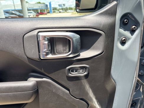 Used 2025 Jeep Wrangler Sport AWD/4WD image 19