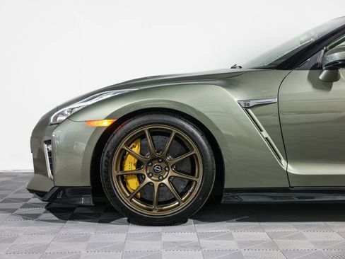 Used 2021 Nissan GT-R Premium image 13