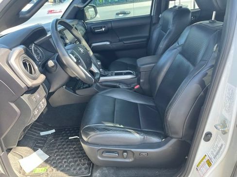Used 2020 Toyota Tacoma Limited AWD/4WD image 9