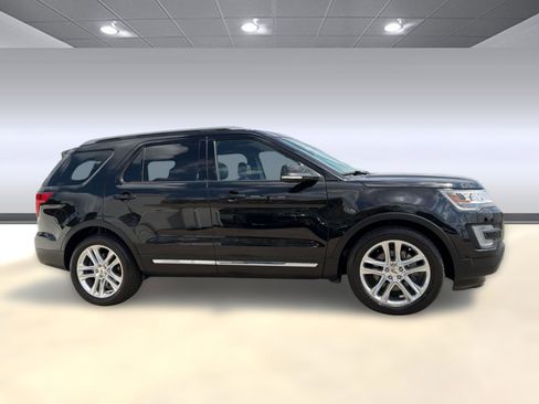 Used 2017 Ford Explorer XLT w/ Equipment Group 202A image 8