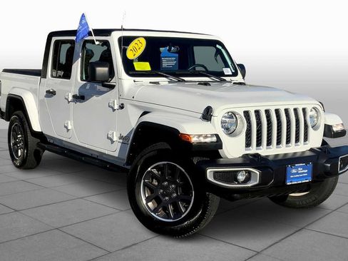 Used 2023 Jeep Gladiator Overland image 2